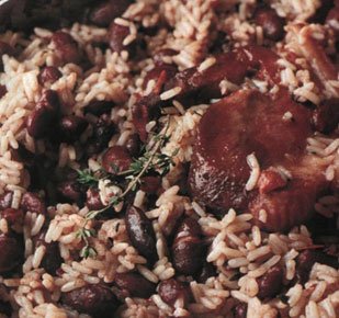 Рулька с беконом и красной фасолью