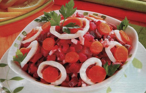 Винегрет с нежными кальмарами и острой квашеной капустой