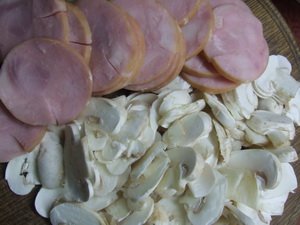 Наша пицца с ветчиной и грибами
