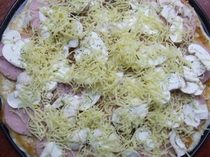 Наша пицца с ветчиной и грибами