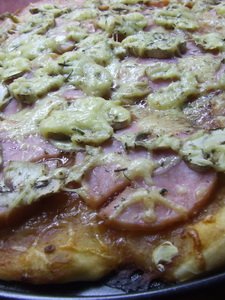 Наша пицца с ветчиной и грибами