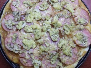 Наша пицца с ветчиной и грибами