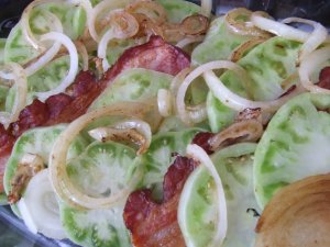 Запеканка из бекона и зеленых помидоров