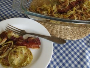 Запеканка из бекона и зеленых помидоров