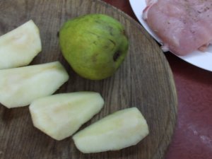 Рулетики из индейки с сыром и грушами