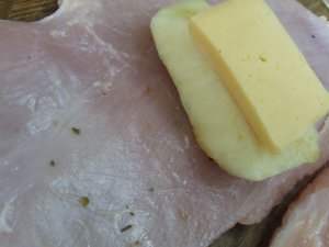 Рулетики из индейки с сыром и грушами