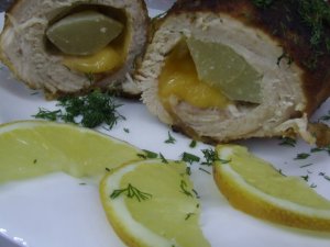 Рулетики из индейки с сыром и грушами