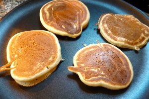 Увеличить Жарим блины и оладьи