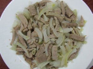 Увеличить Салат из телятины с луком и огурцом