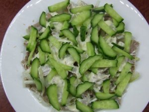Увеличить Салат из телятины с луком и огурцом