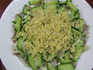 Увеличить Салат из телятины с луком и огурцом