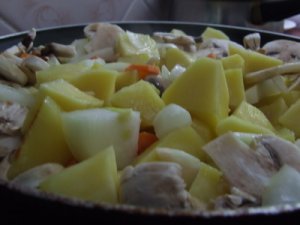 Увеличить Картофель, тушенный с луком и грибами