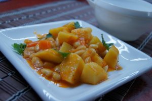 Увеличить Картофель, тушенный с фасолью в томате