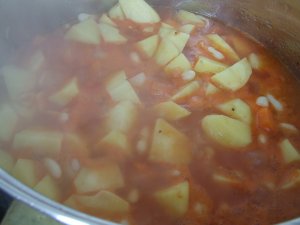 Увеличить Картофель, тушенный с фасолью в томате