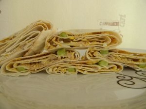 Увеличить Рулет из лаваша с тунцом и огурцами