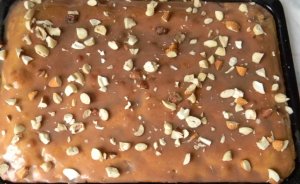 Увеличить Пирог с орехами, вишней и ириской