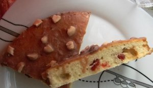 Увеличить Пирог с орехами, вишней и ириской