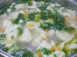 Суп на курином бульоне с клецками
