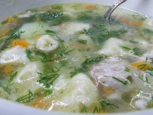 Суп на курином бульоне с клецками