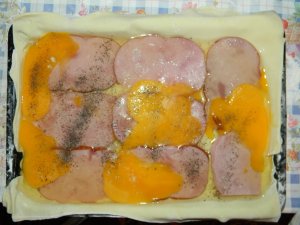 Увеличить Слоеный пирог с ветчиной и яйцами