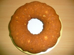Медовый кекс с орехами и шоколадной глазурью