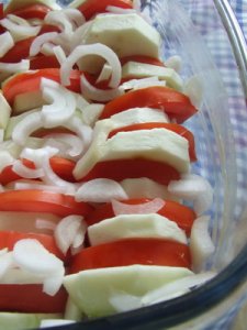Кабачки, запеченные с помидорами в сливках и яйце