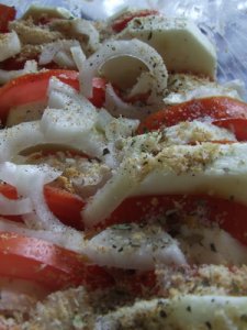 Кабачки, запеченные с помидорами в сливках и яйце