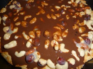 Увеличить Пирог с орехами, ириской и шоколадом