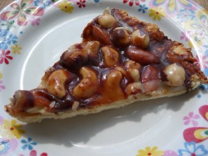 Увеличить Пирог с орехами, ириской и шоколадом