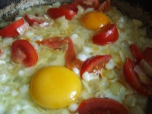 Яичница с луком и помидорами