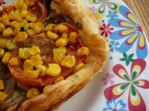 Пирог из слоеного теста с овощами