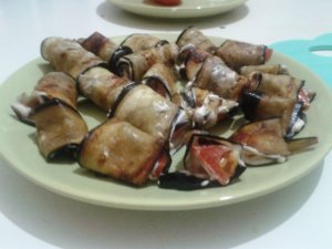 Увеличить Рулетики из баклажанов и помидор